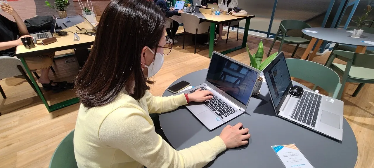 인터뷰에 집중하고 있는 안나의 모습