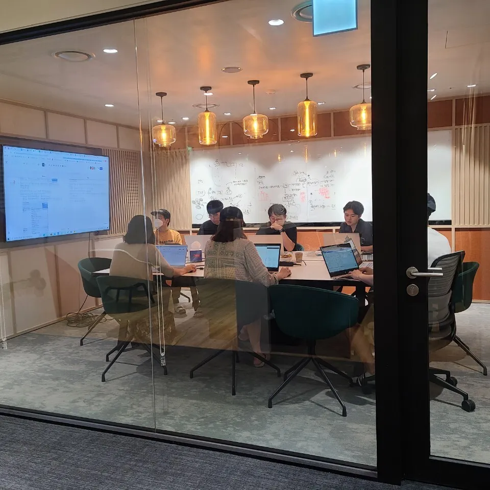 딴짓하는 것처럼 보이지만 사실은 경청하는 중입니다.