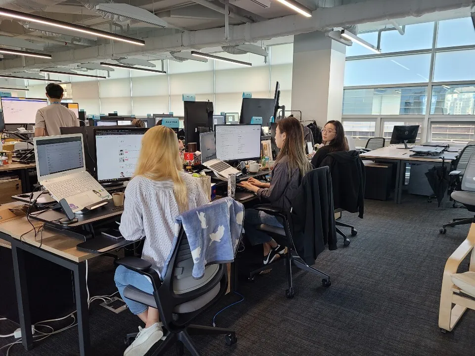 아닌 척 하지만 사실은 카메라를 대단히 의식하고 있는 마케팅팀과 비즈데브팀